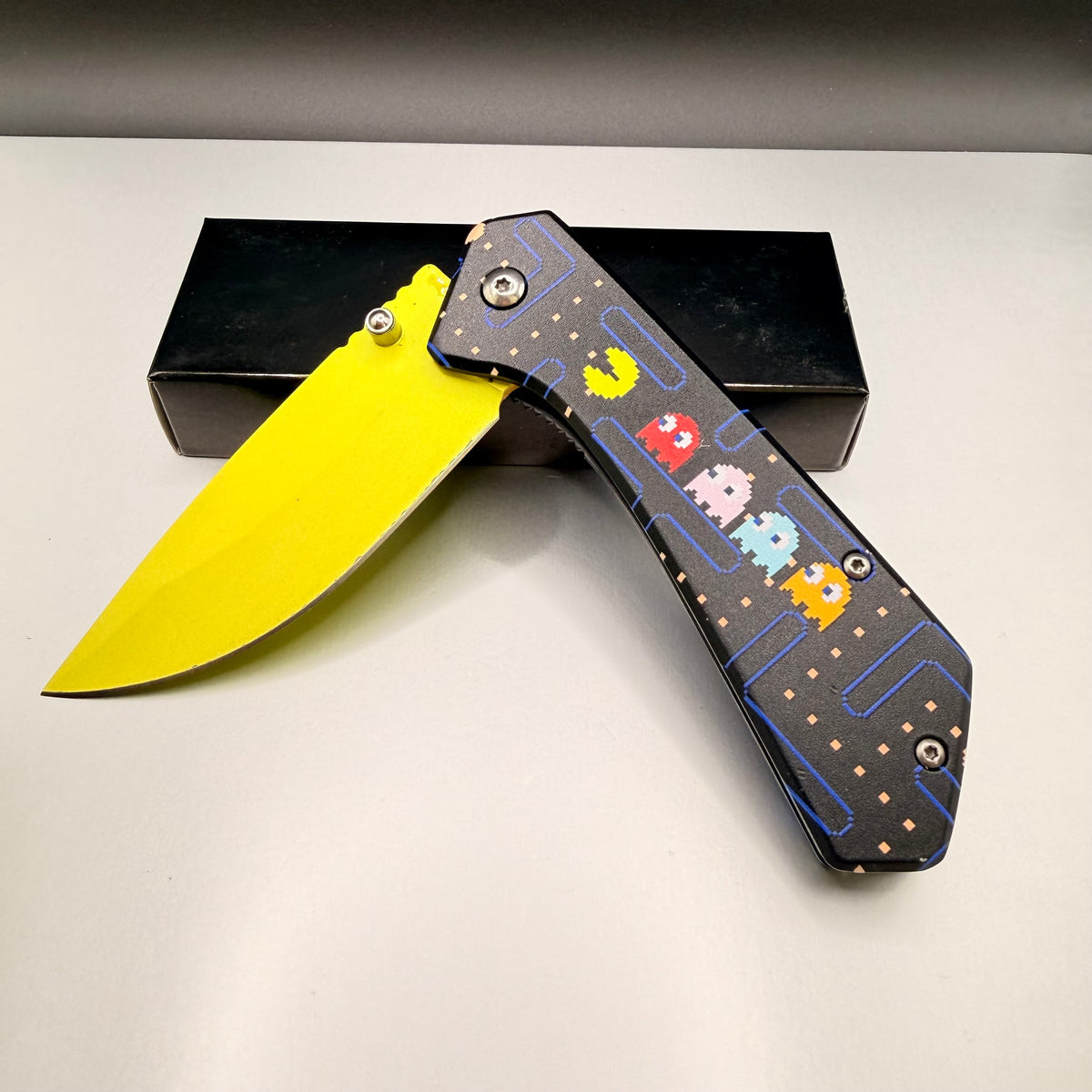 Waka-Waka retro pocket knife — handle detail