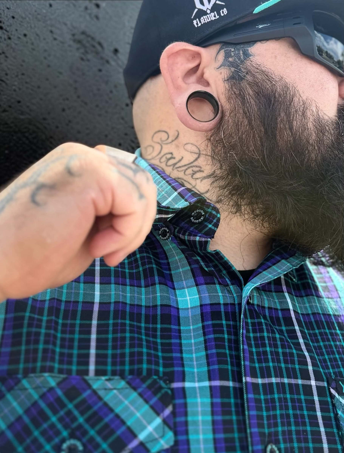 Men’s YANA bamboo short sleeve shirt collar and fabric detail