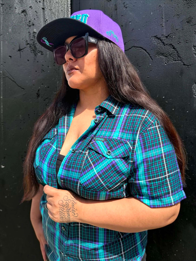 Women’s YANA bamboo short sleeve shirt front lifestyle detail